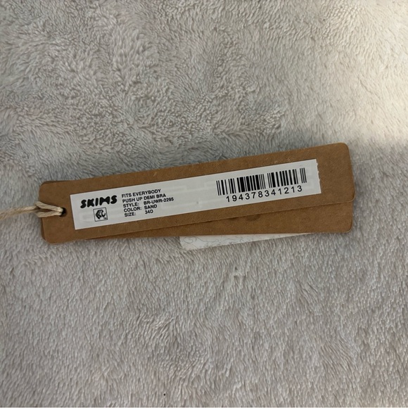 SKIMS Beige fits everybody push up bra - Picture 2 of 2